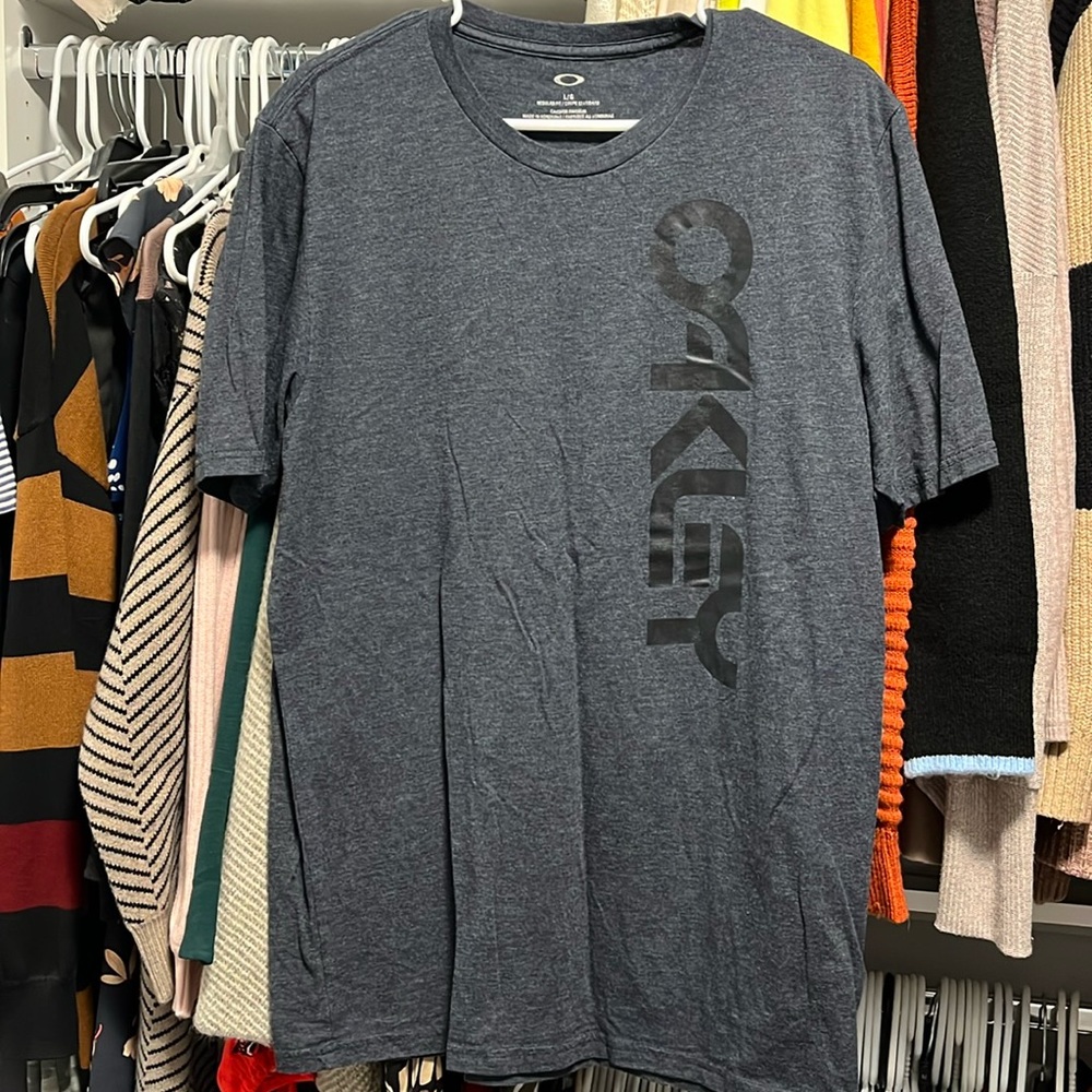 Men’s charcoal Oakley tshirt